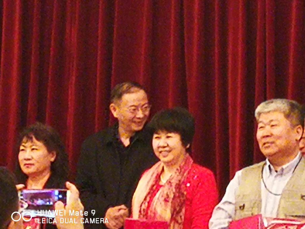 民建天津市委会主委李文海亲自为马津梅老师颁奖